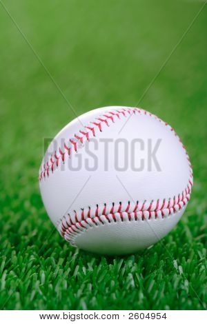 Baseballový míček proti sněhová vločka