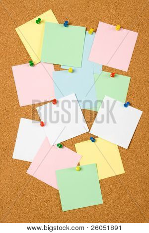 Bacheca di sughero con note di carta bianca
