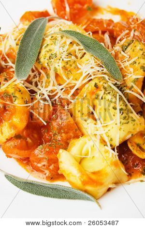 Italienske tortellini pasta i basilico sauce med revet parmesanost