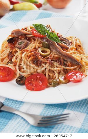 Spaghetti a La jak usmażyć z kapary, anchois, oliwki