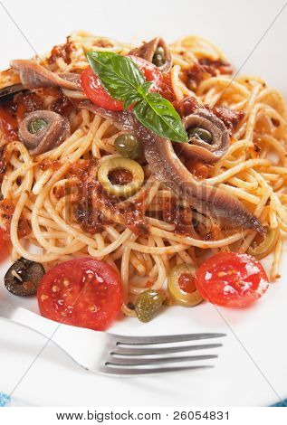 Spaghetti a La jak usmażyć z anchois, kapary, pomidory i oliwki