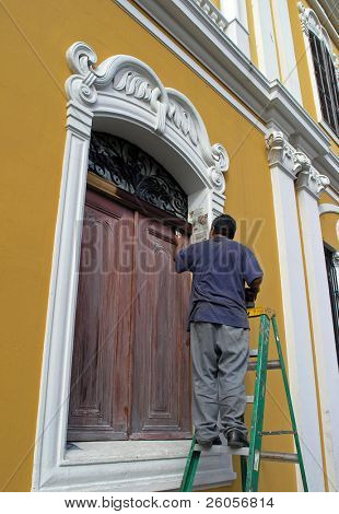 casa vecchia pittura dell'uomo