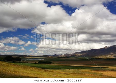Felsige Landschaft mit blauen bewölkten Himmel