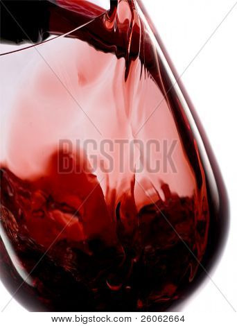 vino rosso su bianco