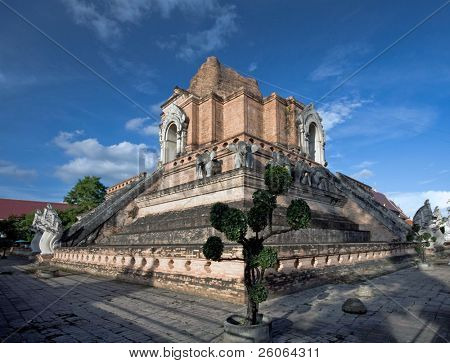 wat chedi luang in chaing  mai thailand