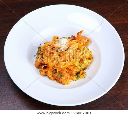 Piatto di pasta italiana (Tagliatelle con ragù di coniglio)