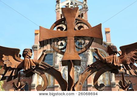 Cruz en las puertas del Hospital de la Santa Creu i de Sant Pau, Barcelona, España