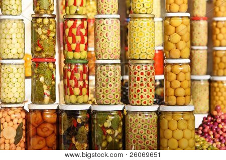 Marché aux légumes au Maroc : marinés, olives et légumes