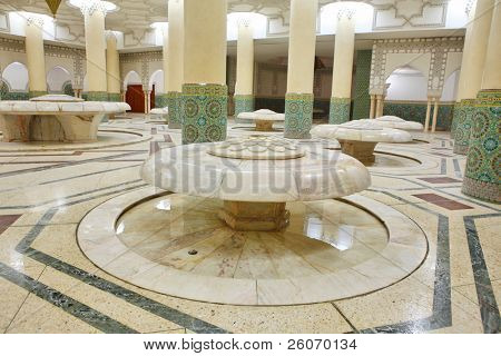 Interiores (sala de ablución) de la mezquita de Hassan II en Casablanca, Marruecos