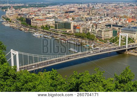 Elizabeth Bridge, In Budapest