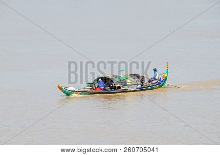 Phnom Penh, Cambodia - April 9, 2018: Typical Long-tail Cambodian Mekong Boat With A Canopy, An Auto