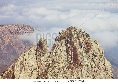 Bjergene øen Socotra i skyerne