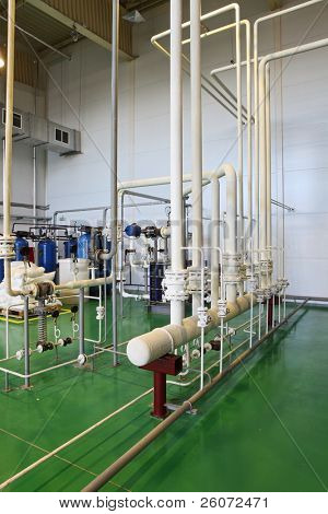 Buizen en pijpen, machines op fabriek pumphouse