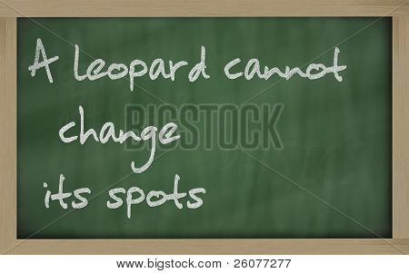 « Un léopard ne peut pas changer ses taches » écrit sur un tableau noir