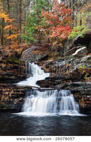 Vandfald med træerne og klipperne i bjerget i efteråret. Fra Pennsylvania Dingmans Falls.