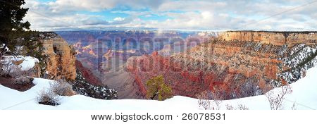 Grand Canyon vista panoramica in inverno con la neve e il cielo azzurro.