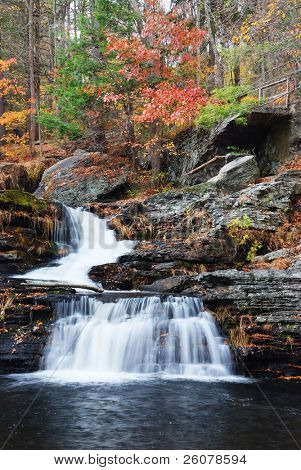 Vandfald med træerne og klipperne i bjerget i efteråret. Fra Pennsylvania Dingmans Falls.