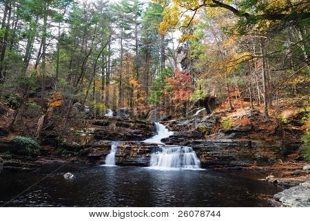 Vandfald med træerne og klipperne i bjerget i efteråret. Fra Pennsylvania Dingmans Falls.