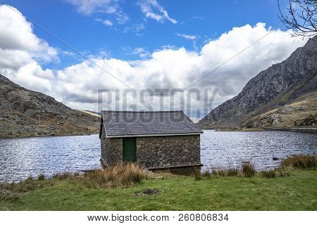 Rotten Cottage At Ogwen Valley With Llyn Ogwen In Snowdonia, Gwynedd, North Wales, Uk - Great Britai