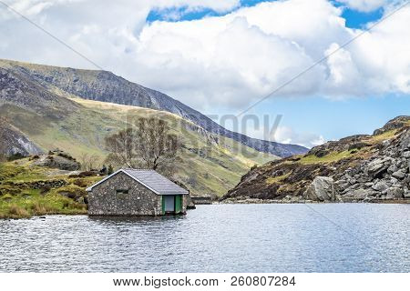 Rotten Cottage At Ogwen Valley With Llyn Ogwen In Snowdonia, Gwynedd, North Wales, Uk - Great Britai