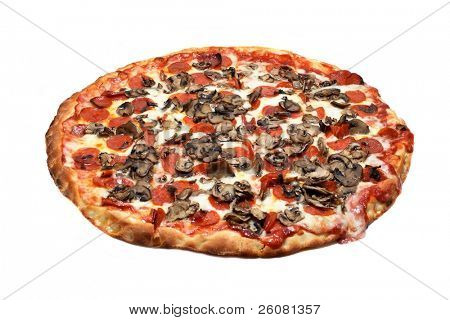 กับ pepperoni และเห็ดพิซซ่าพาย แยกต่างหากบนพื้นสีขาว