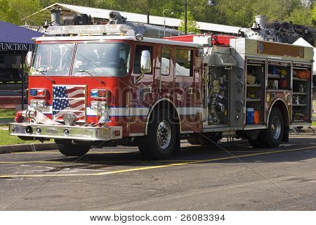 Brandbil med flag i grill