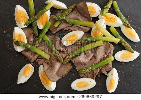 Roastbeef, asparagus, and boiled eggs salad background