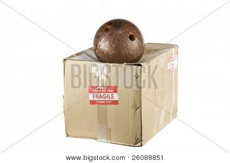 uszkodzone pudełko z bowling ball z fragile naklejki na to, na białym tle