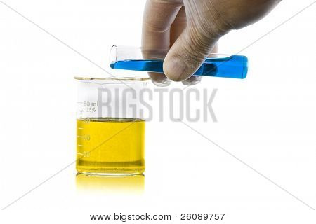 mano versando liquidi chimici nel pallone