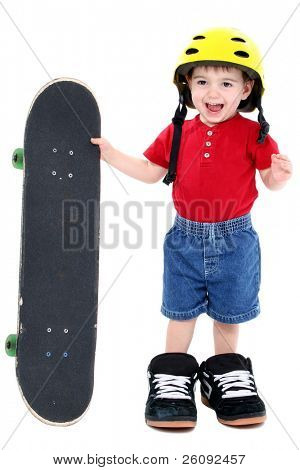 Ragazzo In grandi scarpe con casco e Skateboard sopra bianco.