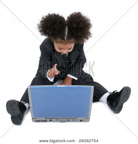 Belle petite femme d'affaires travaillant sur ordinateur portable.