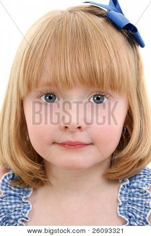 Bella piccola ragazza con fragola bionda capelli con grandi occhi blu.  Girato in studio sopra bianco.