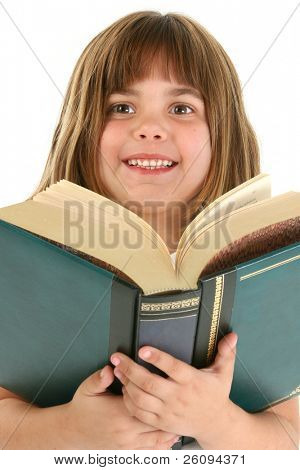 Cinque-anno-vecchia ragazza caucasica con grande libro.  Girato in studio sopra bianco.