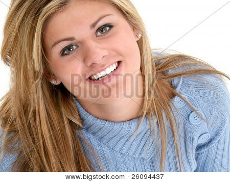 Hermosa chica adolescente sonriendo mirando la Upr. Disparó en estudio sobre el blanco.