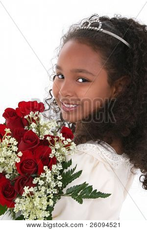 Bella sei-anno-vecchia ragazza in abito pageant indossa la tiara e holding bouquet di rose rosse.