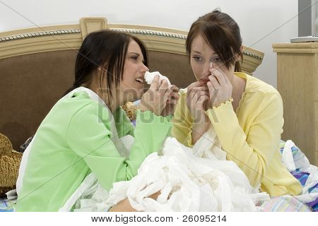 Due ragazze adolescenti che grida in un mucchio enorme di tessuto toliet.