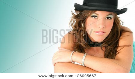 美丽的年轻女子穿着正式礼服、 顶帽、 领结和钻石。