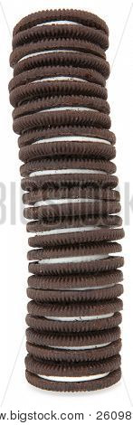 Stakken af chokolade creme cookies over hvide.