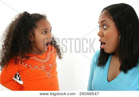 Yndig fem år gamle pige i problemer med mom.