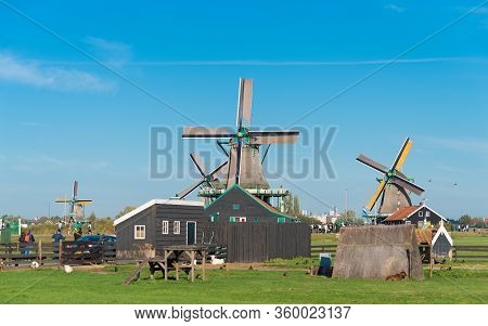 Zaanse Schans, Netherlands - October 13, 2018: Traditional Windmill In The Zaanse Schans, A Neighbor