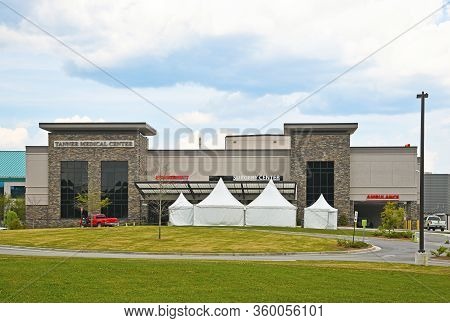 Villa Rica, Ga / Usa - April 6, 2020: Tanner Medical Center In Villa Rica, Ga With Tents Set Up At T