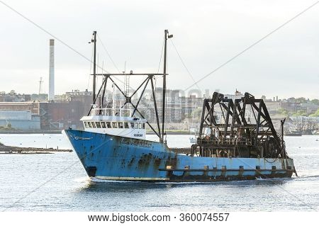 New Bedford, Massachusetts, Usa - September 14, 2018: Clammer E.s.s. Pride Crosses New Bedford Inner