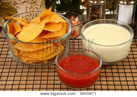 Salsa Nachos ve Peynir Dip