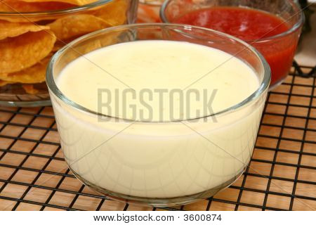 Salsa Nachos ve Peynir Dip