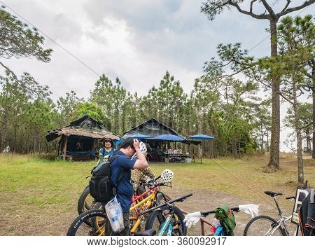 Loei/thailand-17 Feb 2019:unacquainted Tourist On Makdook Cliff Phu Kradueng Mountain National Park 