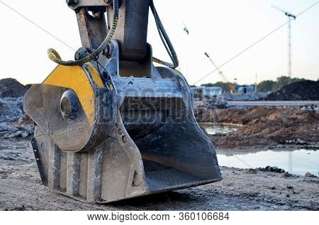 Crushing Bucket Of The Excavator For Crushing Concrete. Construction Waste Recycling For Constructio