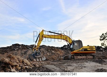 Excavator With Crusher Bucket For Crushing Concrete And Construction Waste Recycling Sifting And Gri