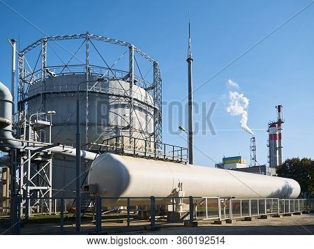 Huge Horizontal Liquid Oxygen Tank For Needs Of Medical Institutions And Hospitals And Cylindrical O