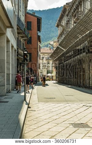 Como, Italy - August 4, 2019: Local People And Tourists On A Quiet Cozy Streets In The Center Of Bea
