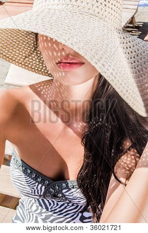 Mooi meisje met hoed en sexy lippen